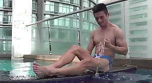 為他的訓練做準備......但在游泳池裡游泳之前，展示他的健康和性感的身體！