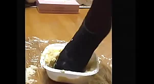 米飯配上雞肉和雞蛋碎高跟鞋